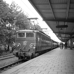 168822 Afbeelding van het afkoppelen van de electrische locomotief nr. 1112 (serie 1100) van de N.S. van de extra trein ...
